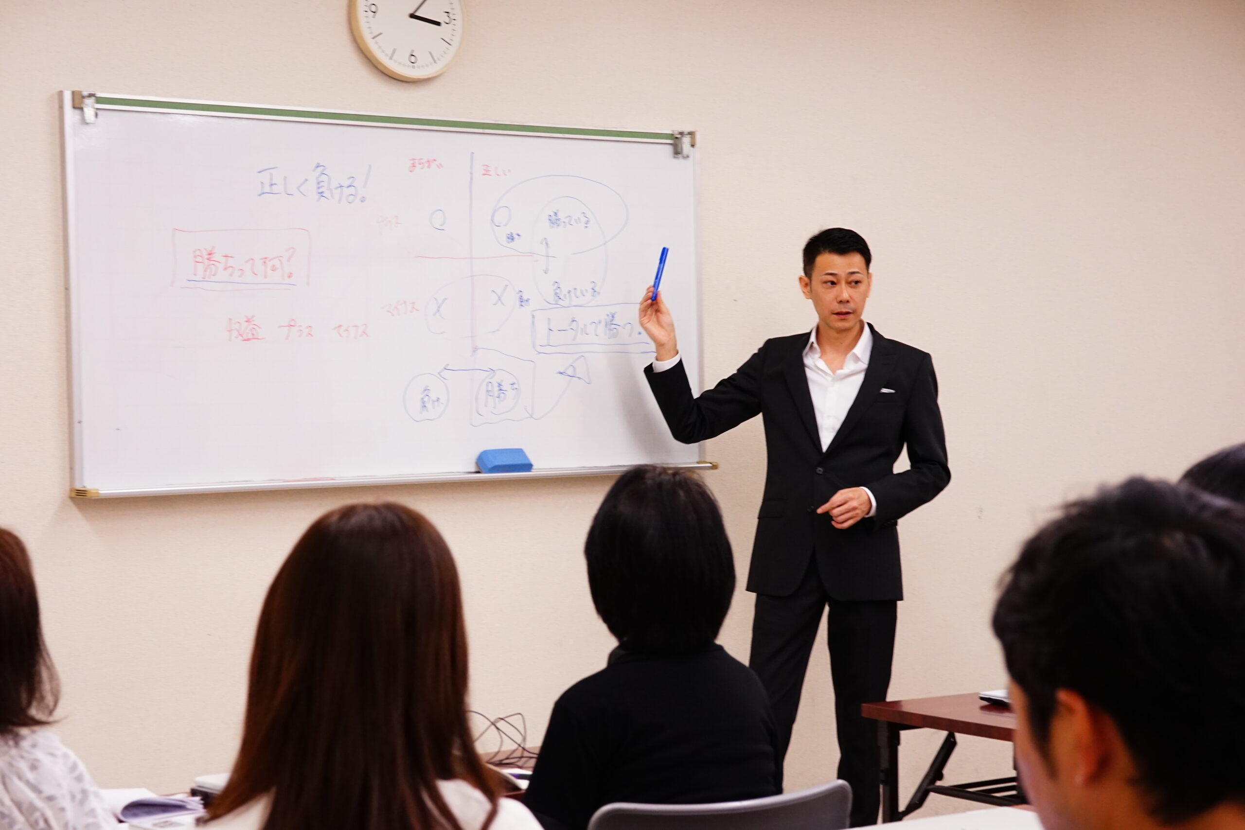 講師が受講生に直接教えるFXセミナーの様子